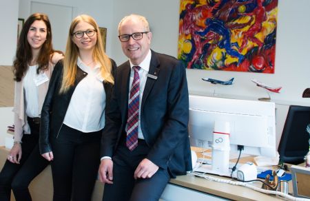 Luisa Kretschmann (links) und Chiara Kürpick (rechts) begleiteten am Girl´s Day Landrat Manfred Müller und schauten sich den Beruf des Politikers an. (Foto: Amt für Presse- und Öffentlichkeitsarbeit, Kreis Paderborn, Anna-Sophie Schindler)